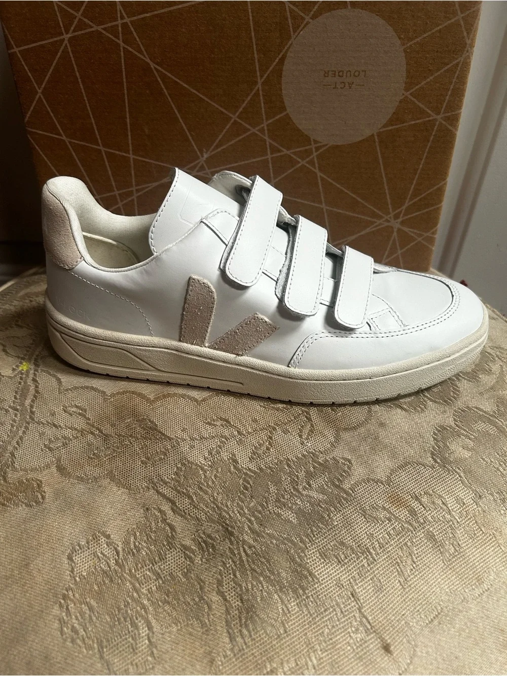 Veja women’s V-lock White Leather Sneakers with Beige Suede V Logo Sz 9